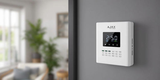 Draadloos alarmsysteem van Ajax Systems in een moderne woning.